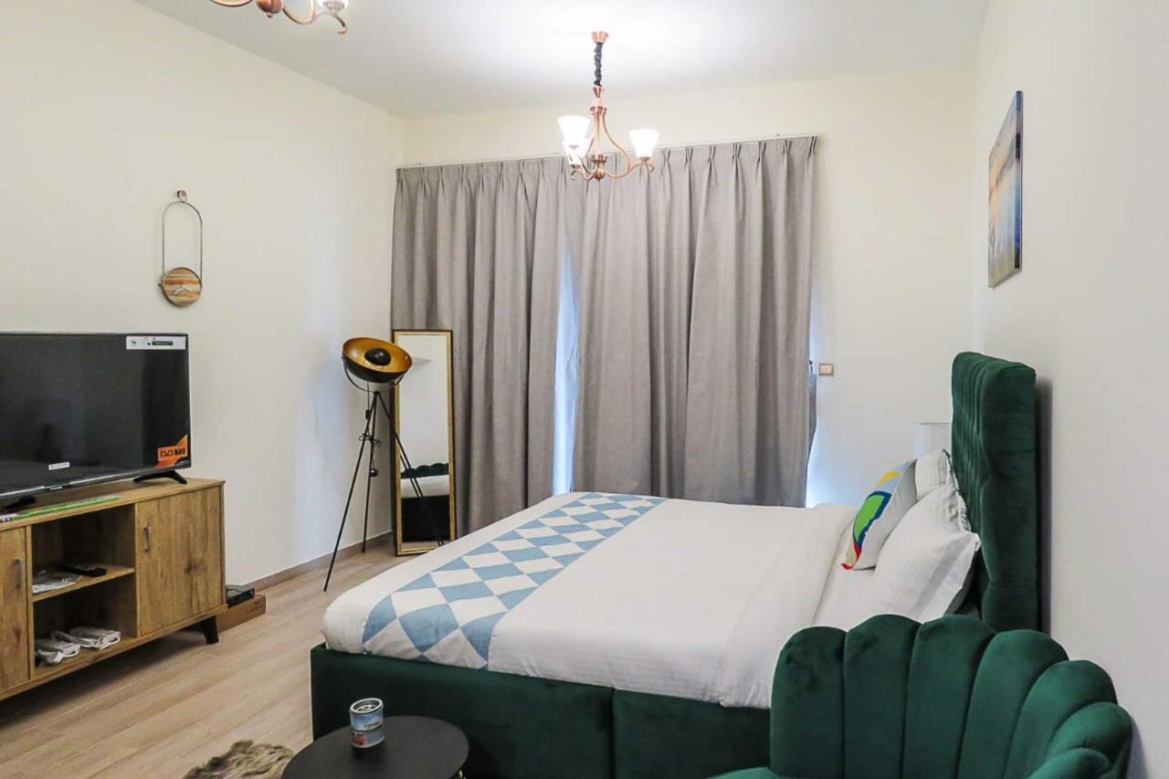 Oyo 860 Studio Apartment, Maya Tower 4, Jumeirah Village Triangle Дубай Экстерьер фото
