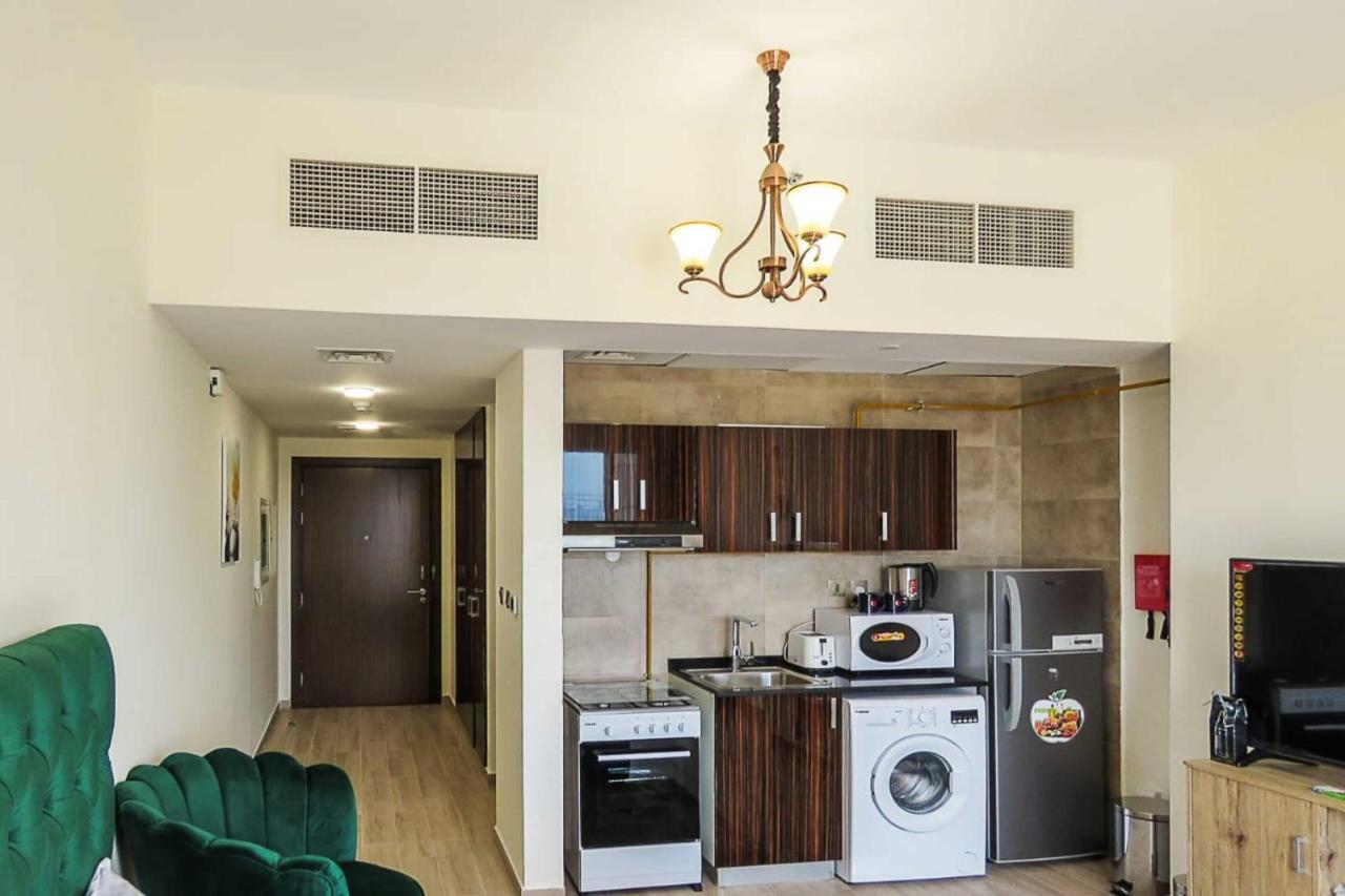 Oyo 860 Studio Apartment, Maya Tower 4, Jumeirah Village Triangle Дубай Экстерьер фото