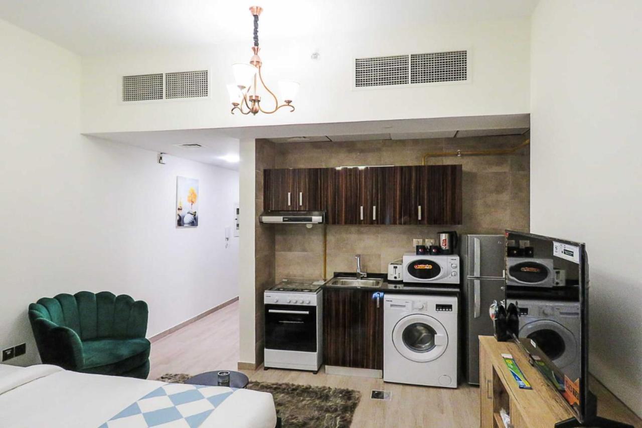 Oyo 860 Studio Apartment, Maya Tower 4, Jumeirah Village Triangle Дубай Экстерьер фото